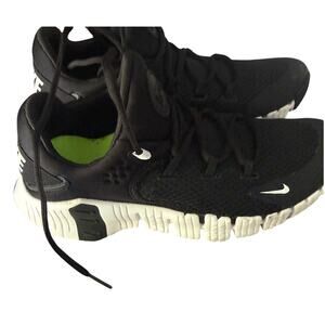 Nike Free Metcon 4 Size 8 Black White CZ0596-010 Training Shoe Gently Used